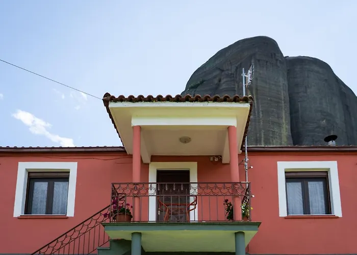 Fani\'S House Under Meteora